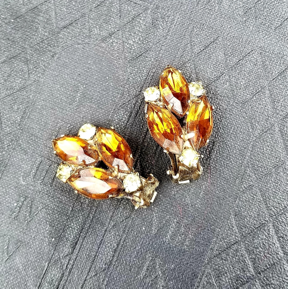Vintage WEISS Style Clip on Earrings